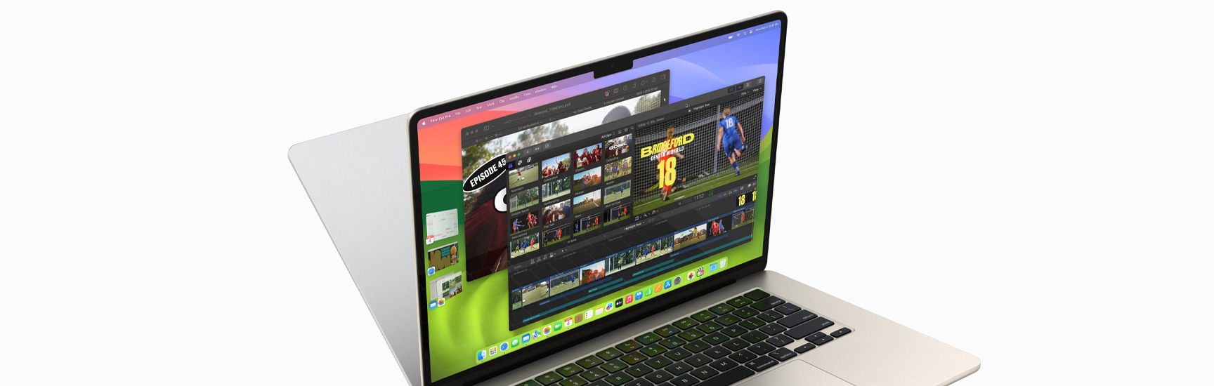 MacBook Air ที่กางเปิดอยู่แสดง Final Cut Pro และ FCP และ Pixelmator Pro โดยมีแอปปฏิทิน, Safari, เมล และรูปภาพเปิดอยู่ทางด้านซ้ายของหน้าจอ ด้านหลังของ MacBook Pro เครื่องที่สองปรากฏอยู่ด้านหลังเครื่องแรกจนดูเหมือนเป็นภาพสะท้อนจากกระจกเงา