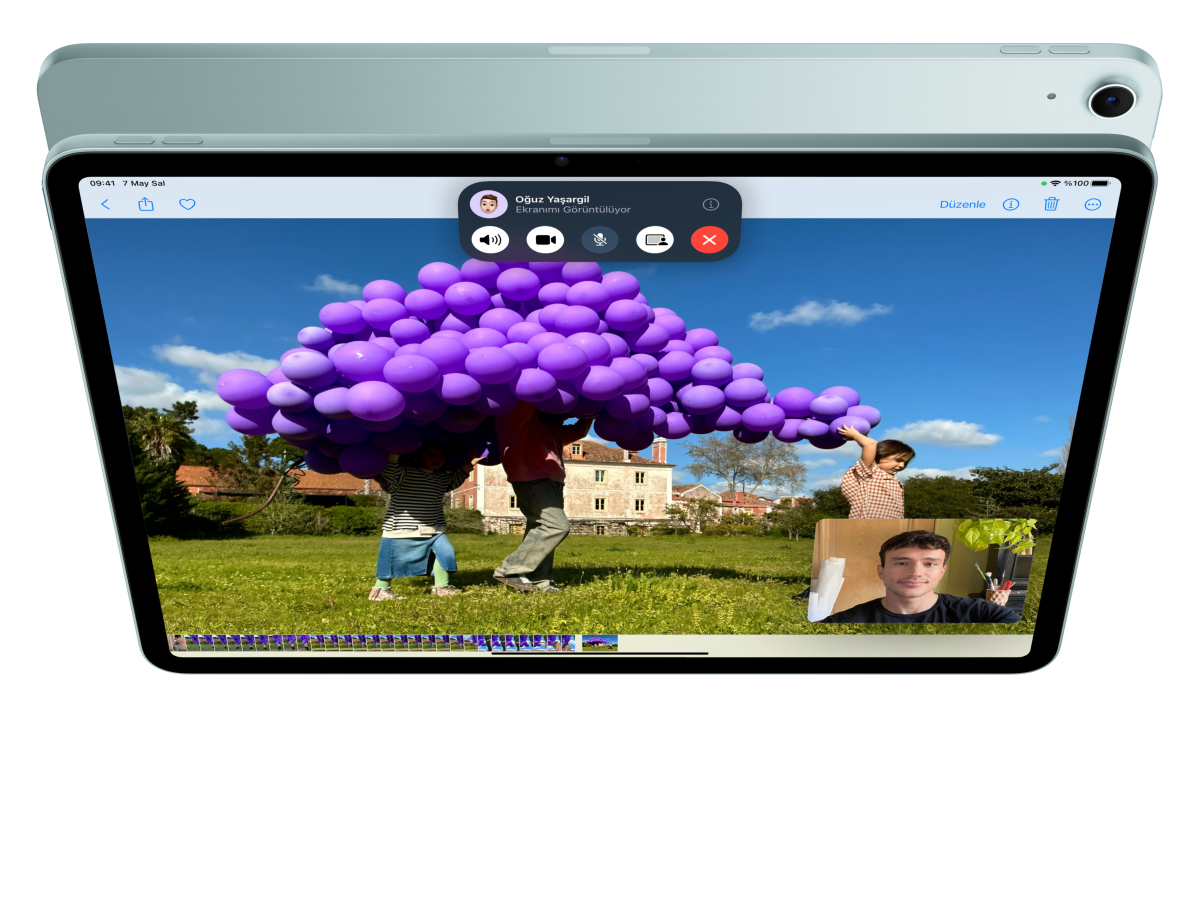 Ekranında bir kullanıcının FaceTime özelliğini kullandığı ve fotoğraflara baktığı iPad Air’in önden görünümünün animasyonu, arkasında bir diğer iPad Air duruyor