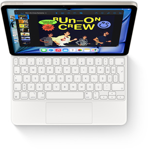 iPad Air ve beyaz renkte Magic Keyboard’un tepeden görünümü.