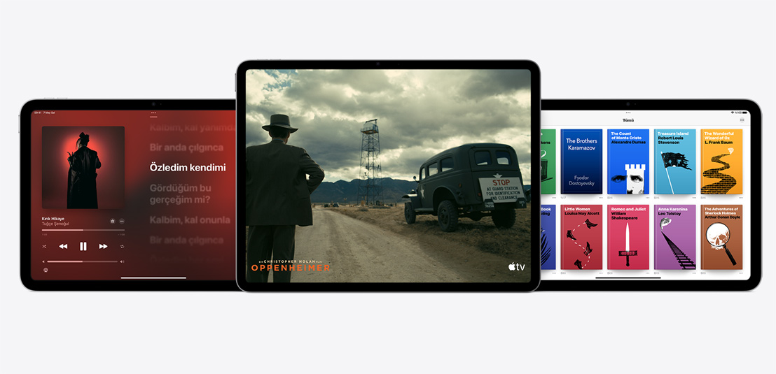 Ekranlarında Apple Music, Apple TV ve Apple Books uygulamalarının gösterildiği iki iPad ve bir iPad Air.
