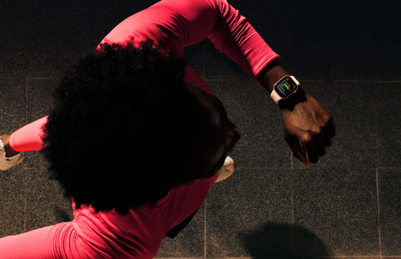 一個人在跑步時,用 Apple Watch Series 11 的體能訓練 app 查看進度