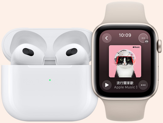 AirPods 擺放在一隻 Apple Watch 旁邊。