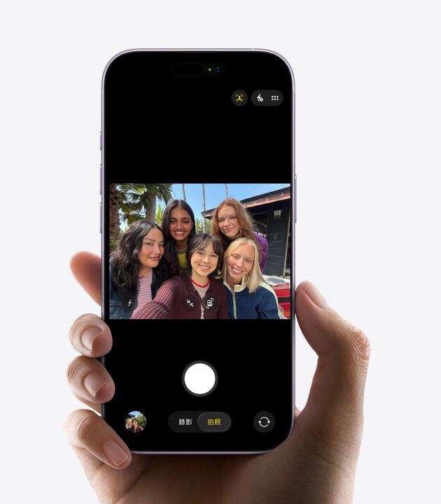 iPhone 機身正面,展示使用 Center Stage 前置相機拍攝五個人的自拍照