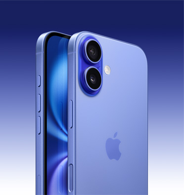 湛海藍色 iPhone 16 展示部分螢幕,側面傾斜展示動作按鈕、音量按鈕和側邊按鈕。機身背面展示左上角的先進雙相機系統。