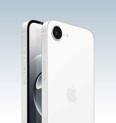 白色 iPhone 16e 展示部分螢幕,側面傾斜展示動作按鈕、音量按鈕和側邊按鈕。機身背面展示左上角的二合一相機系統。