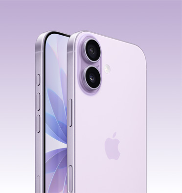 薰衣草紫色 iPhone 17 展示部分螢幕,側面傾斜展示動作按鈕、音量按鈕和側邊按鈕。機身背面展示左上角的雙融合相機系統。