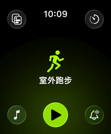 體能訓練 app 的全新布局,採用黑色背景,畫面四個角落各有一個綠色按鈕,可用來取用提示、音樂、體驗、自訂訓練和測量指標等功能。畫面中央是一個綠色的跑者圖像,下方是白色的室外跑步字樣,字樣下方則是綠色的開始按鈕
