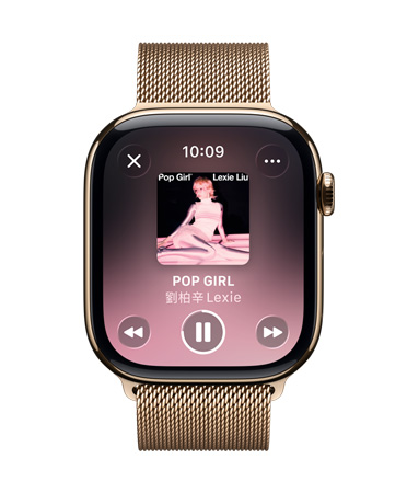 以金色鈦金屬打造的 Apple Watch,搭配米蘭式錶環,錶面顯示 Apple Music 播放畫面,控制項目則以 Liquid Glass 的半透明風格呈現