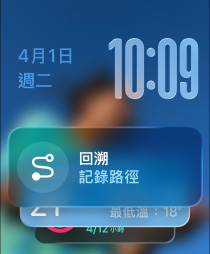 三款 Apple Watch 錶款並排陳列,中間是原色錶款,錶面顯示包含回溯功能小工具的智慧型堆疊提示;右側是曜石黑色錶款,錶面顯示體能訓練畫面;左側是玫瑰金色錶款,錶面顯示睡眠分數畫面