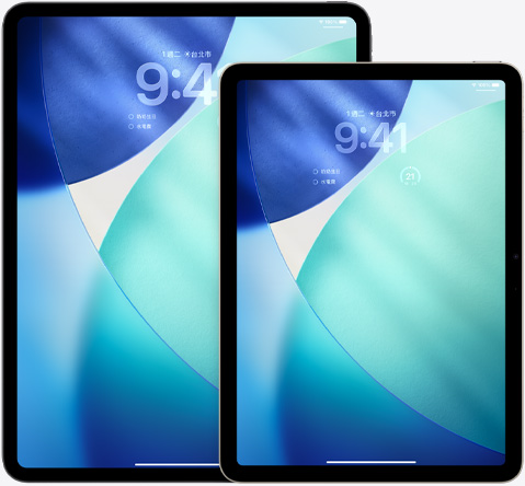 iPad Pro 和 iPad Air 並排放置,直向放置的 iPad Air 疊放在 iPad Pro 前方,鎖定畫面以半透明的 Liquid Glass 效果顯示時間