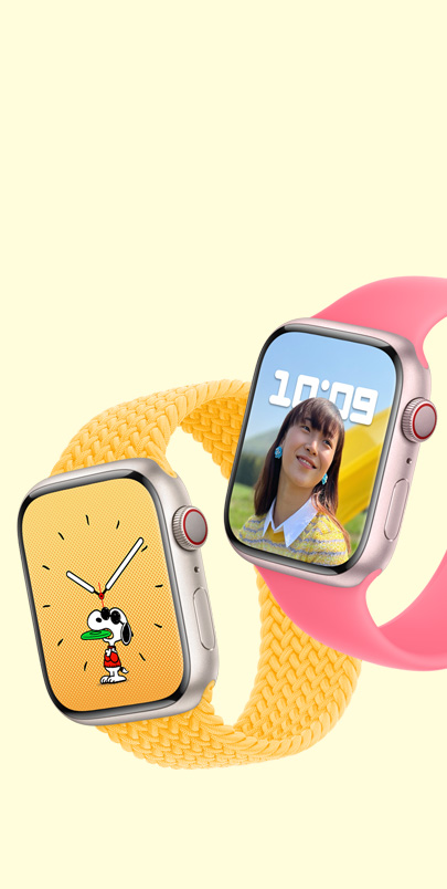 兩隻 苹果手表系列9第一隻錶使用史努比錶面並搭配日照色編織單圈錶環。第二隻錶使用人像錶面並搭配粉紅色單圈錶環。