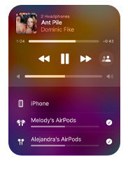 Antarmuka Apple Music di iPhone yang menampilkan dua pasang AirPods mendengarkan lagu yang sama dari satu perangkat, kedua set AirPods memiliki pengaturan volume tersendiri.
