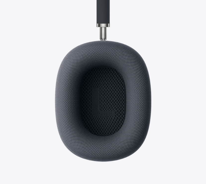 En närbild av ena öronkudden på AirPods Max.