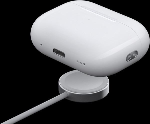 MagSafe-laddningsetuiet sett snett från sidan med högtalare, snoddfäste och usb-c-port. Etuiet svävar ovanför en Apple Watch-laddningsplatta.