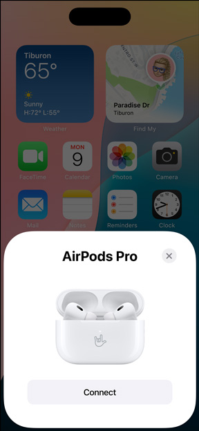 AirPods Pro i ett MagSafe-laddningsetui bredvid en iPhone. På hemskärmen på iPhone visas ett popup-fönster med en anslutningsknapp som enkelt ansluter AirPods när man trycker på den.