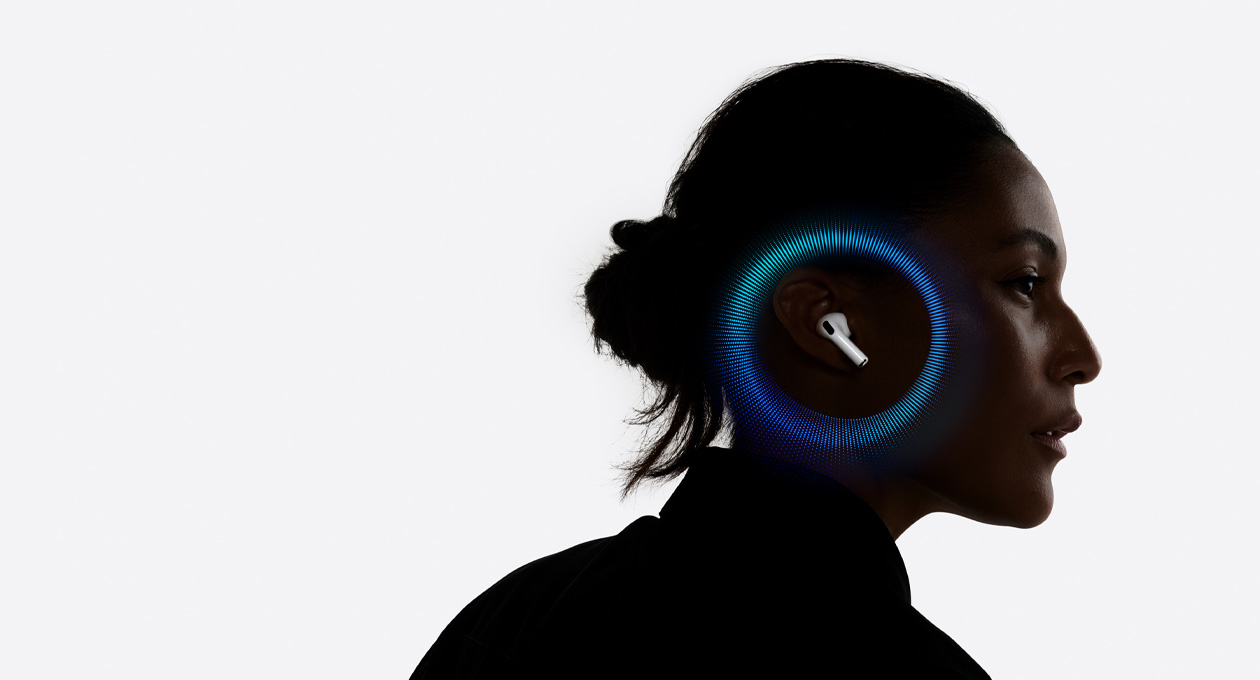 Pessoa usando os AirPods Pro 3, com ondas que pulsam ao redor do ouvido