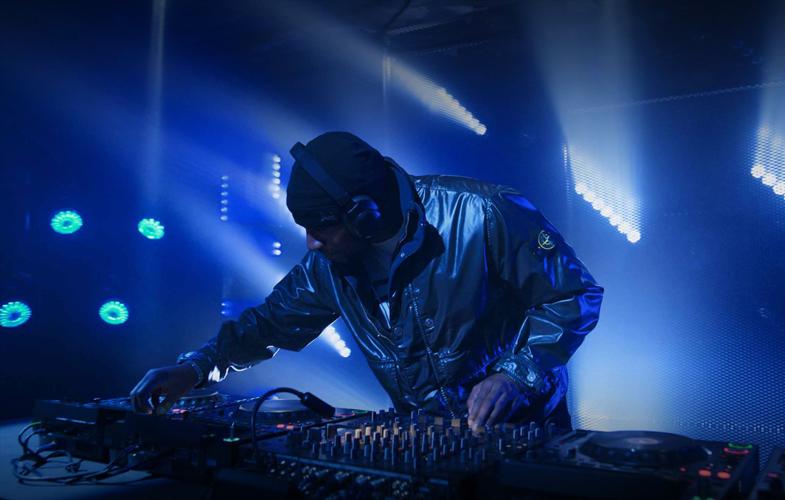 Un DJ sur scène lors d’un concert live.