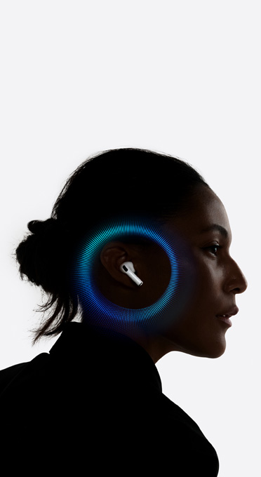 Une personne portant des AirPods Pro 3 avec des ondes sonores autour de son oreille