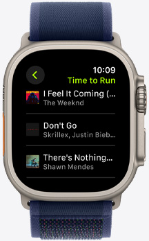 Apple Watch Display mit einer Apple Music Playlist von einem Fitness+ «Zeit fürs Laufen» Workout