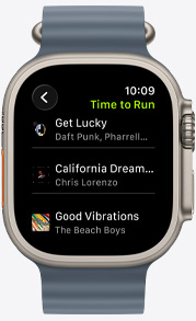Ecrã do Apple Watch com uma playlist do Fitness+ que inclui músicas de The Weeknd, Skrillex, Justin Bieber e Shawn Mendes