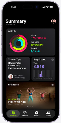 App Apple Fitness+ no iPhone com o ecrã do separador Resumo, os anéis de Atividade, Dicas de treino, Contagem (passos) e treinos Apple Fitness+ recomendados