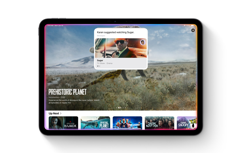 إشعار في تطبيق +Apple TV يذكّرك بأن إحدى جهات الاتصال شاركتك توصية بفيلم أو برنامج