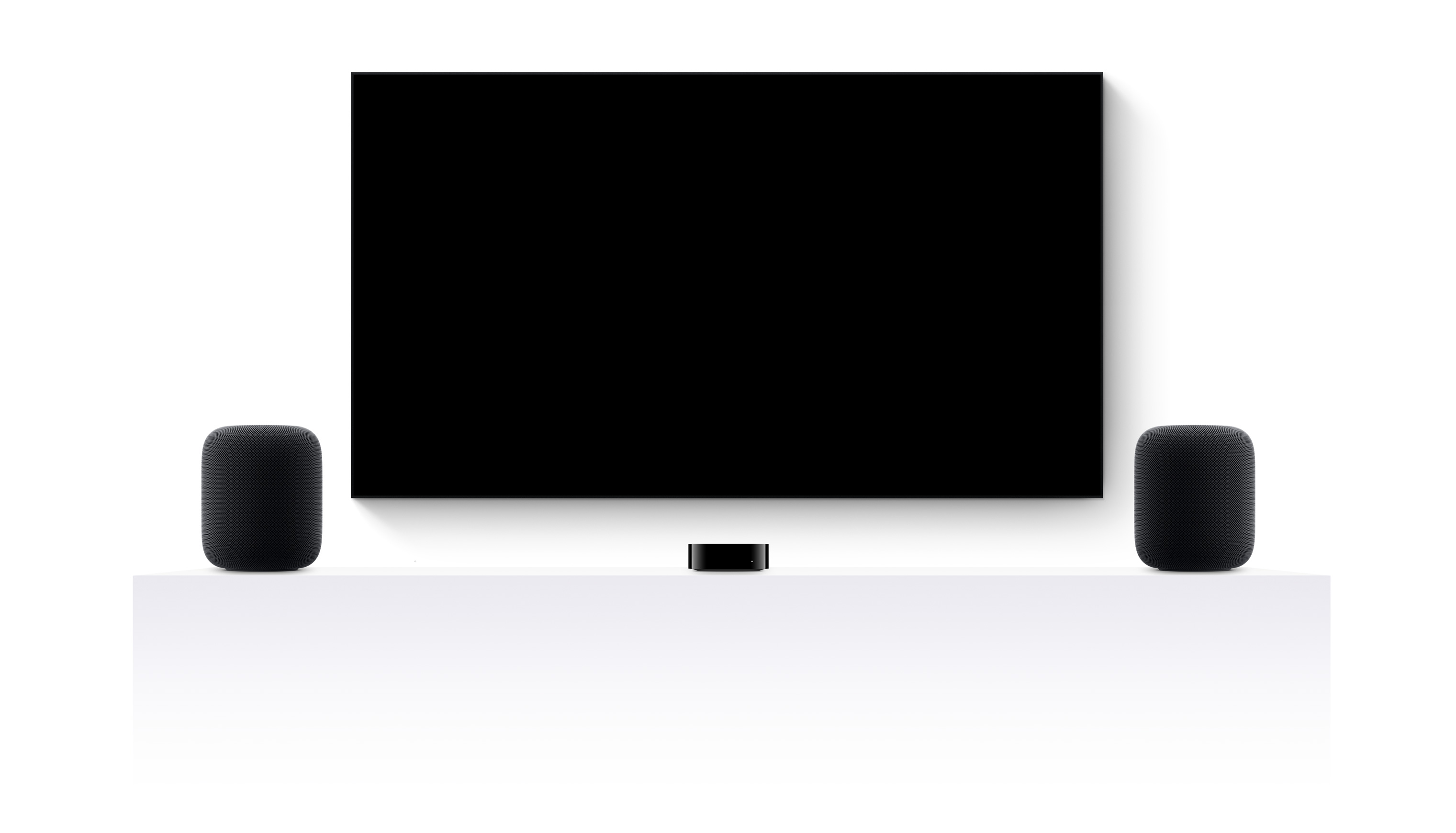 Apple TV 4K、兩部 HomePod，以及平面電視，螢幕顯示以各式 Apple TV+ 電影及節目剪輯成的預告片