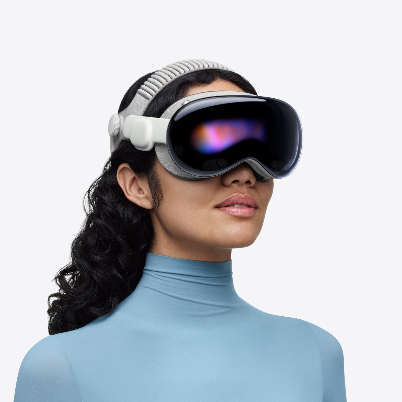 一個人戴著裝有雙圈編織頭帶的 Apple Vision Pro