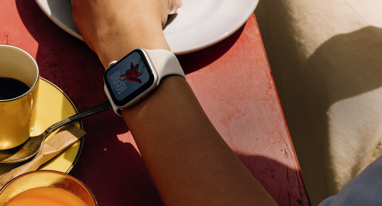 Apple Watch SE 3, ตัวเรือนอะลูมิเนียม, สีสตาร์ไลท์, จอภาพแบบติดตลอด, หน้าปัดรูปภาพ, สายแบบ Sport Band, สีสตาร์ไลท์