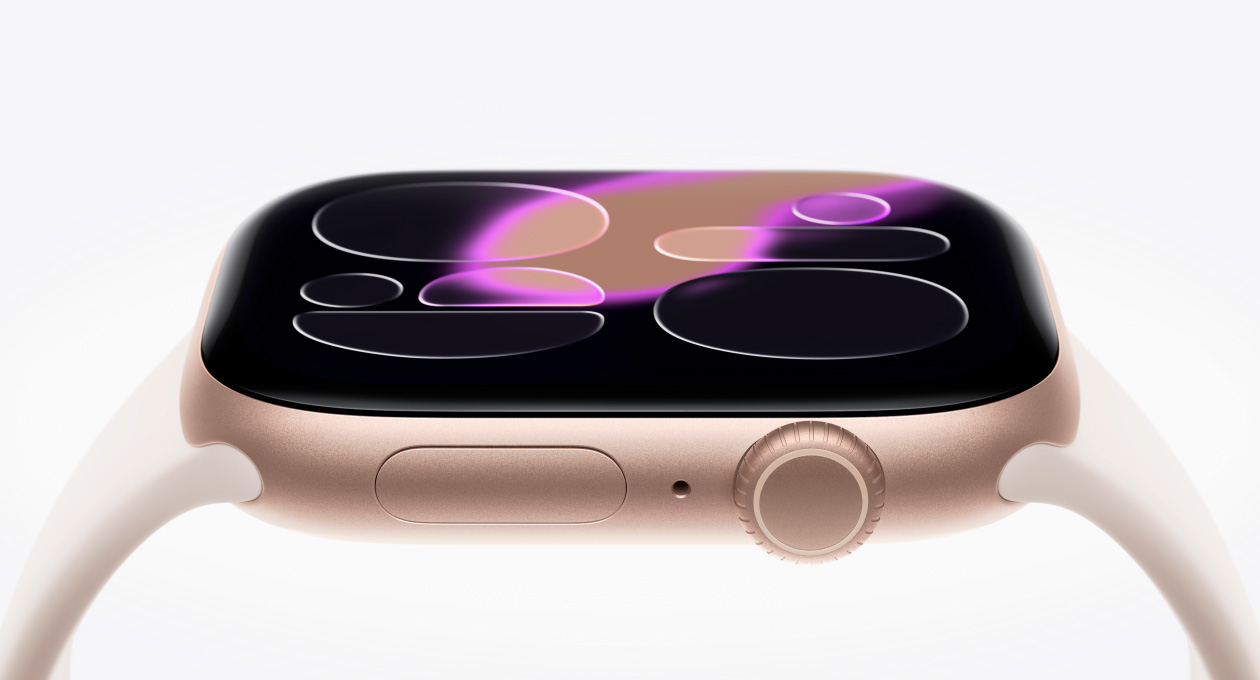 Apple Watch Series 11, цвят розово златно, алуминиев корпус, Responsive Art циферблат, екстериор от дясната страна, Digital Crown, микрофон, страничен бутон, каишка Sport Band в цвят лек руж