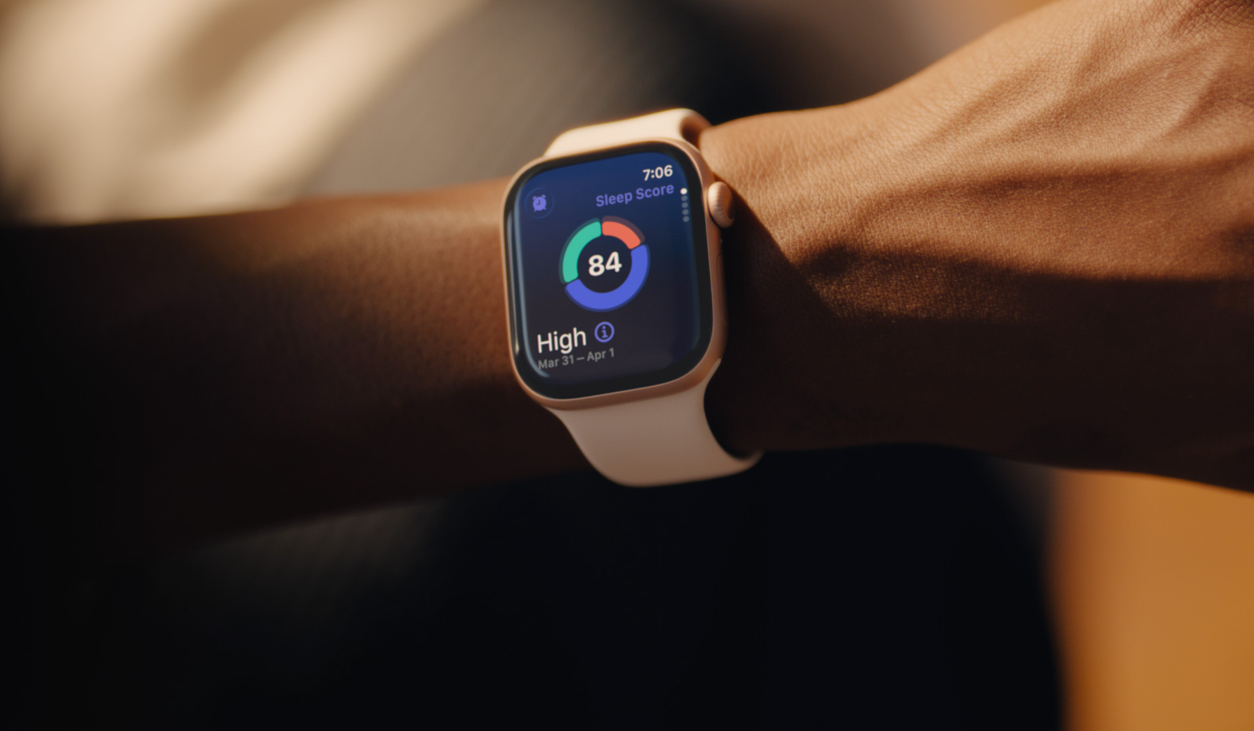 Човек, който отчита своя резултат от съня на Apple Watch Series 11