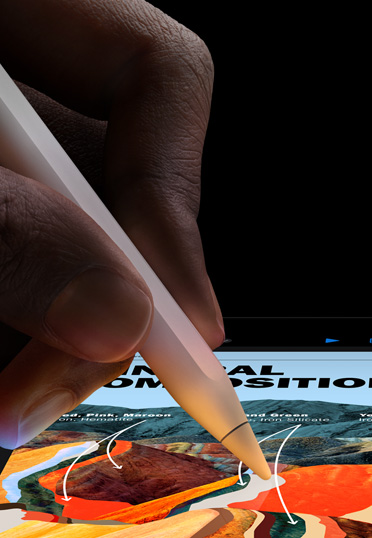 มุมมองระยะใกล้ของ Apple Pencil Pro ที่อยู่ในมือ โดยมีงานนำเสนออยู่บนหน้าจอ iPad