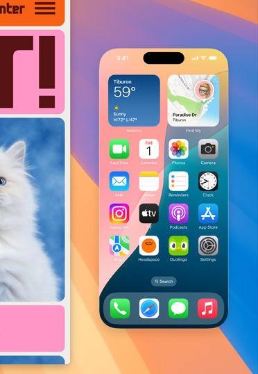 เดสก์ท็อป MacBook แสดงหน้าจอ iPhone เต็มขนาดพร้อมวิดเจ็ตหลากหลาย หน้าต่างเบราว์เซอร์ด้านซ้ายแสดงพื้นหลังสีสันสดใส