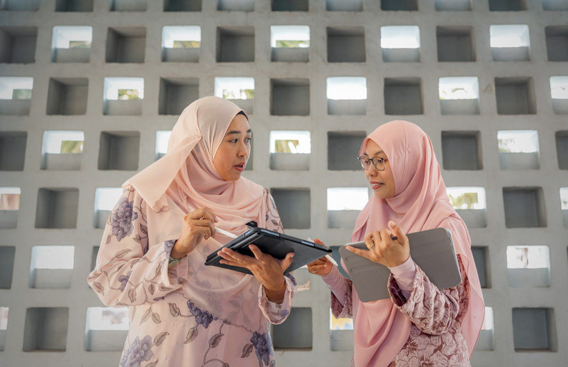 Nur Safiga Sapar (ALC) tập huấn cho đồng nghiệp Fatin Shahera tại Trường Sekolah Tun Fatimah.