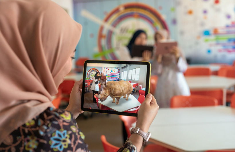 Giáo viên Trường Sekolah Seri Puteri làm việc với Ah Ho Yen Sze (ALC) để khám phá lợi ích của công nghệ thực tế ảo tăng cường trong lớp học với iPad.