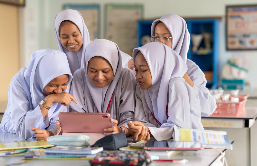 Học sinh tại Trường Sekolah Seri Puteri cộng tác thực hiện một video trên iMovie để thể hiện hiểu biết của mình về nhiệt động lực học.