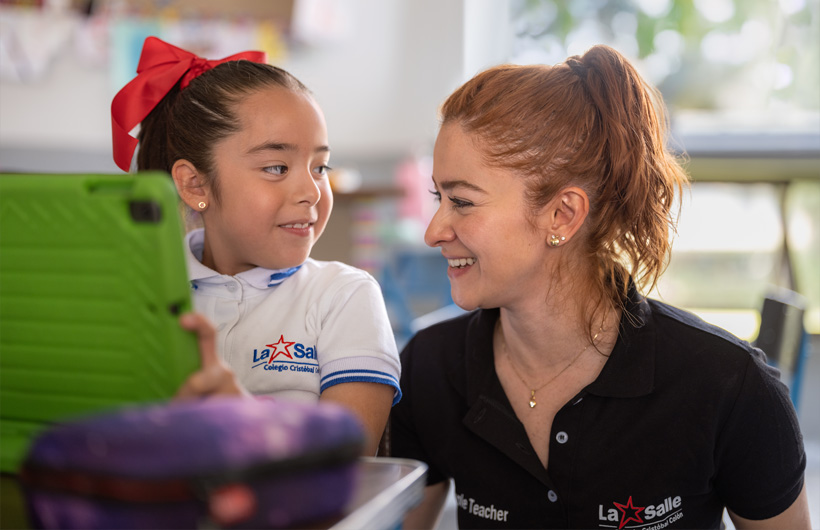 Eleane Ruth Guzmán Padilla chia sẻ khoảnh khắc với một học sinh trong lớp tại Trường Colegio Cristobal Colón.