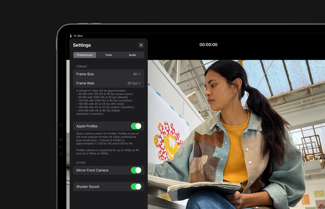 Réglages de l’appareil photo de l’iPad Pro montrant la capture ProRes activée à côté de l’image d’une femme sur un iPad Pro.