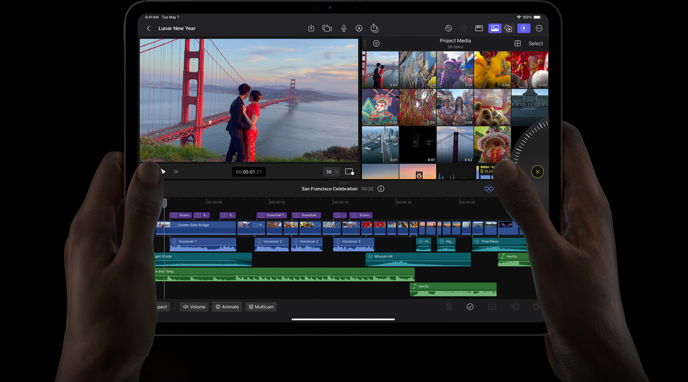 両手でiPad Proを持ち、iPadのためのFinal Cut Proでジョグホイールを使いながら映像のスクラブ再生をしている。