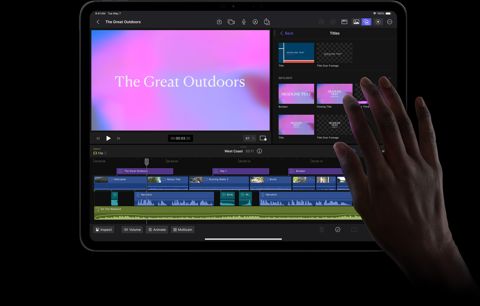iPad Pro에서 iPad용 Final Cut Pro를 사용해 타이틀을 꾸미고 있는 모습. 손가락으로 분홍색과 하늘색의 배경을 선택하고 있는 손이 보입니다.