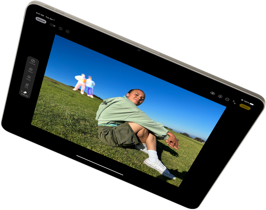 Pejzažni prikaz iPada Air uz Apple Intelligence i alat Čišćenje u aplikaciji Fotografije