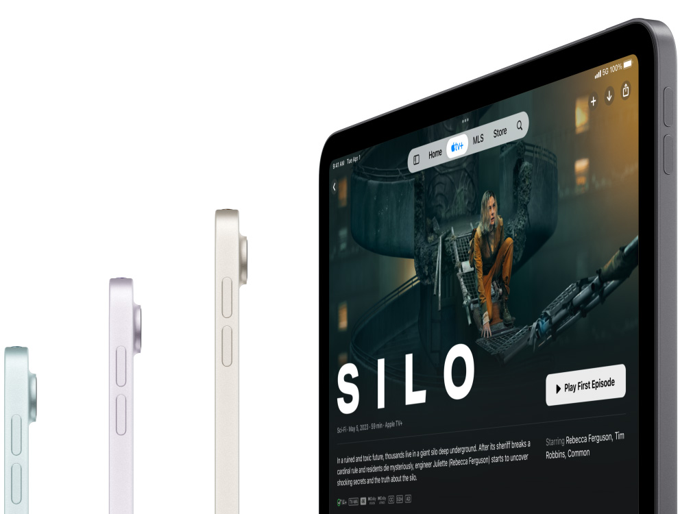 Pogled s boka na tri modela iPada Air, na četvrtom iPadu prikazuje se Apple TV Plus serija Silos