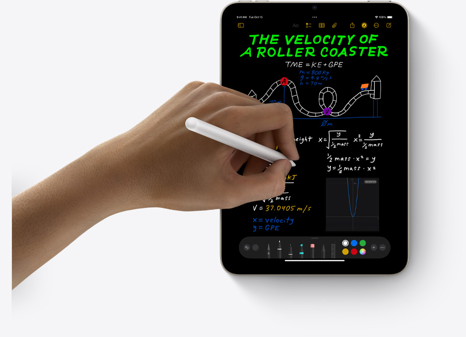 iPad mini u portretnom prikazu, korisnik u ruci drži olovku Apple Pencil Pro i radi s njom u Matematičkim bilješkama.