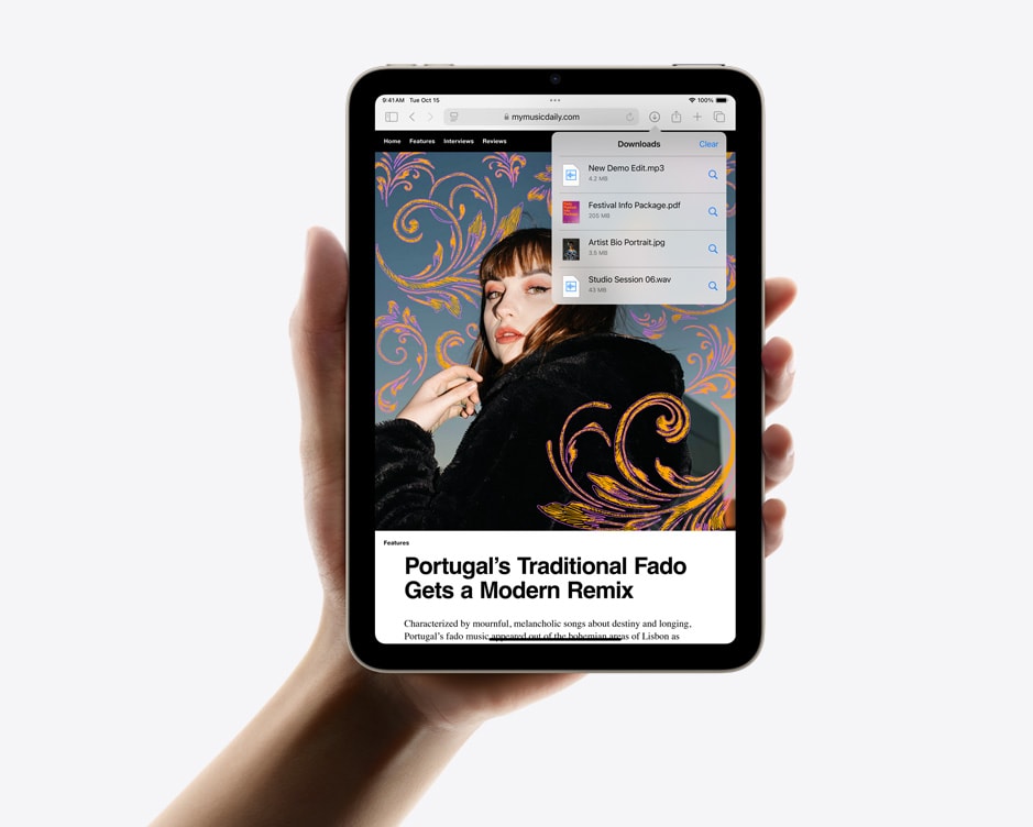 iPad mini drži se u jednoj ruci u portretnom prikazu s preuzimanjima u aplikaciji Safari.