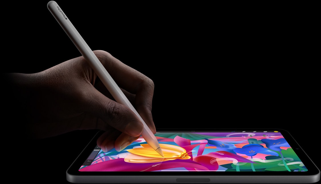 Korisnik drži u ruci Apple Pencil Pro i stvara djelo u raznim bojama na iPadu mini.