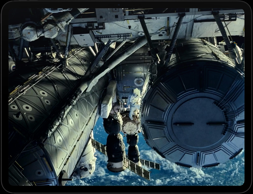 iPad Pro zobrazující vesmírnou loď