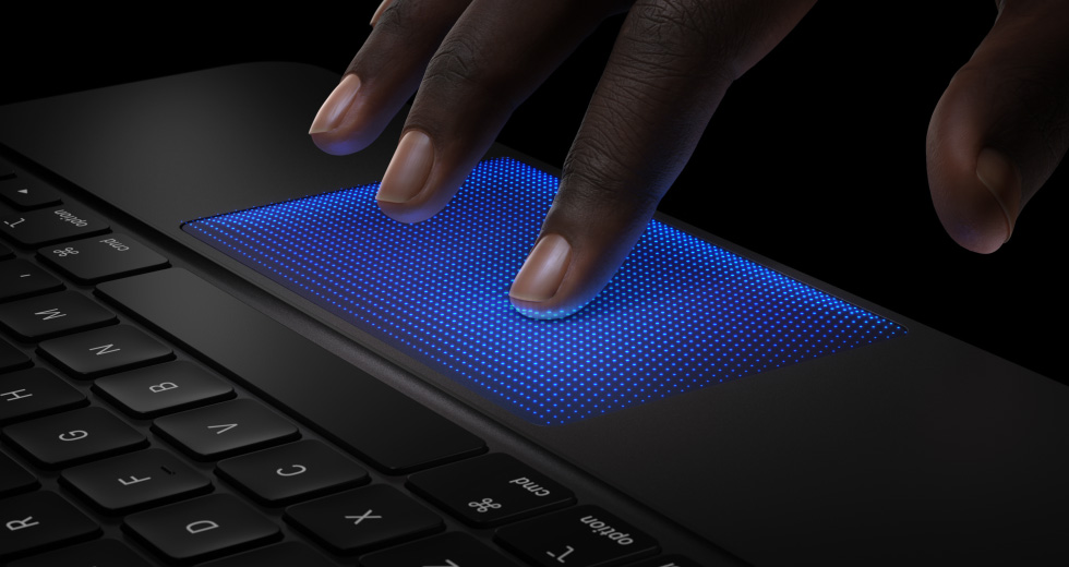 Magic Keyboard, una persona tiene un dedo apoyado en el trackpad