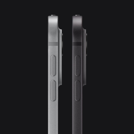 Imagem da lateral de dois modelos do iPad Pro, mostrando os botões de aumentar e diminuir o volume, os cantos arredondados, as bordas retas e o sistema de câmera Pro elevado.