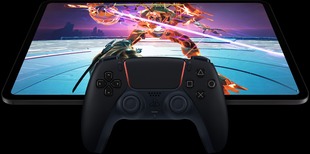 Manette de PlayStation sans fil posée sur un iPad Pro, face avant, orientation paysage, noir sidéral, écran affichant une scène de jeu vidéo montrant un robot futuriste avec une épée laser rose