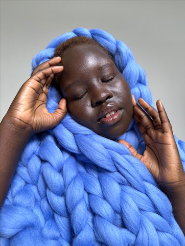 Uma foto de uma mulher em um cobertor azul. A foto foi tirada com a câmera principal 1x.